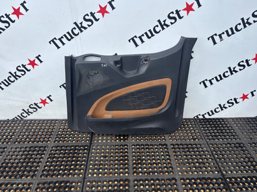 Обшивка двери правой 2023г.