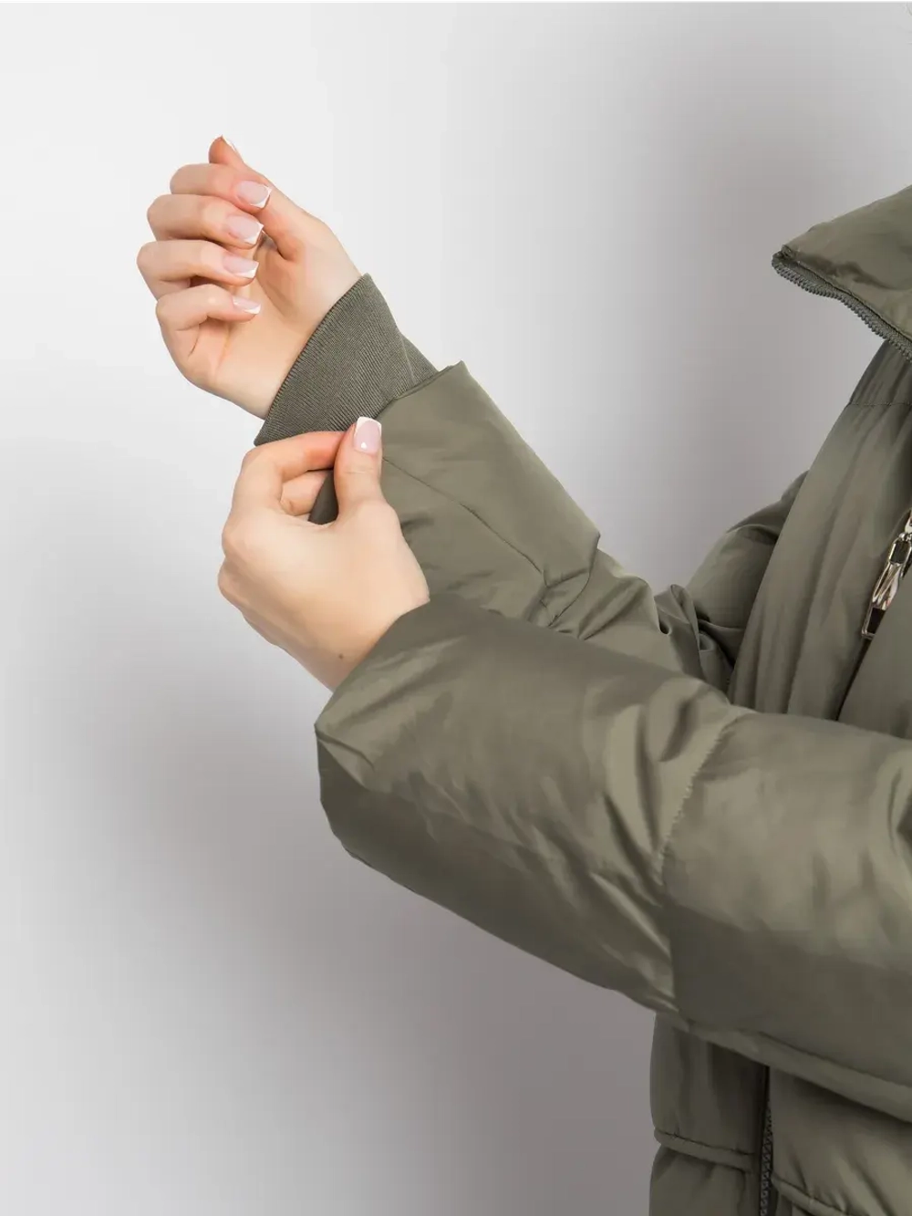 Короткая куртка утепленная с капюшоном