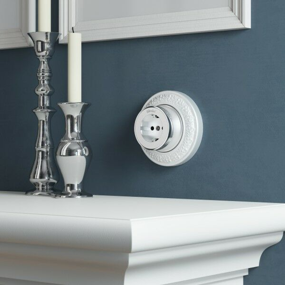 Розетка с заземлением Vintage (белый матовый/хром)