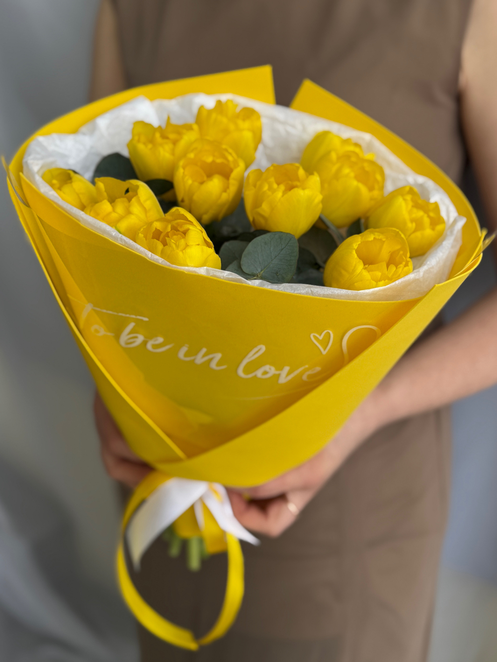 Пионовидные желтые тюльпаны премиум сорта и зелень эвкалипта в утонченном оформлении от Флора Маркет