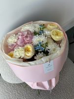 Букет сборный из кустовых пионовидных роз, гортензии, диантусов, оксипеталума и хризантемы