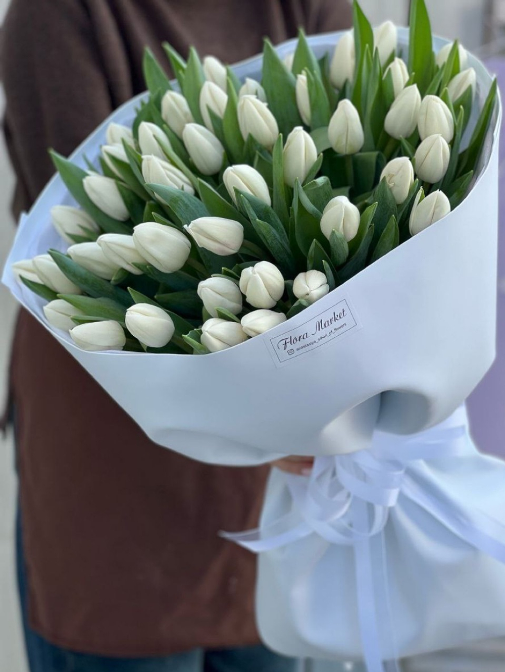 Белые тюльпаны в нежном оформлении от Флора Маркет