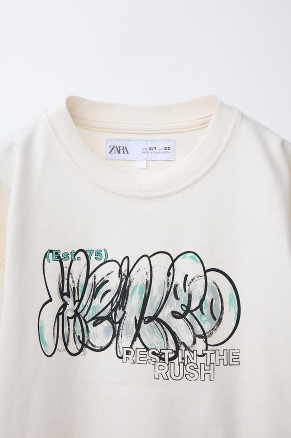 ZARA ФУТБОЛКА С ПРИНТОМ ГРАФФИТИ, ЭКРЮ