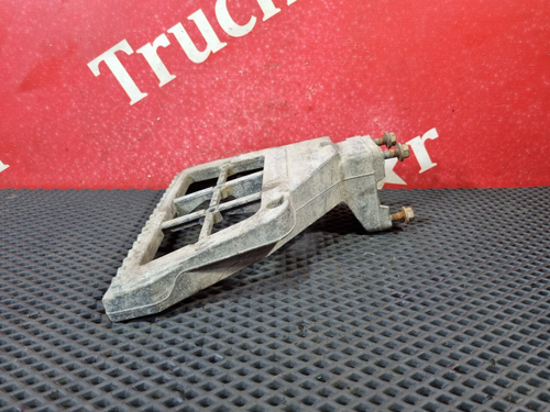 Кронштейн подножки левый