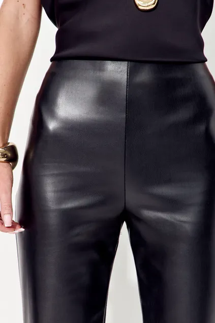 Брюки клеш из экокожи черного цвета