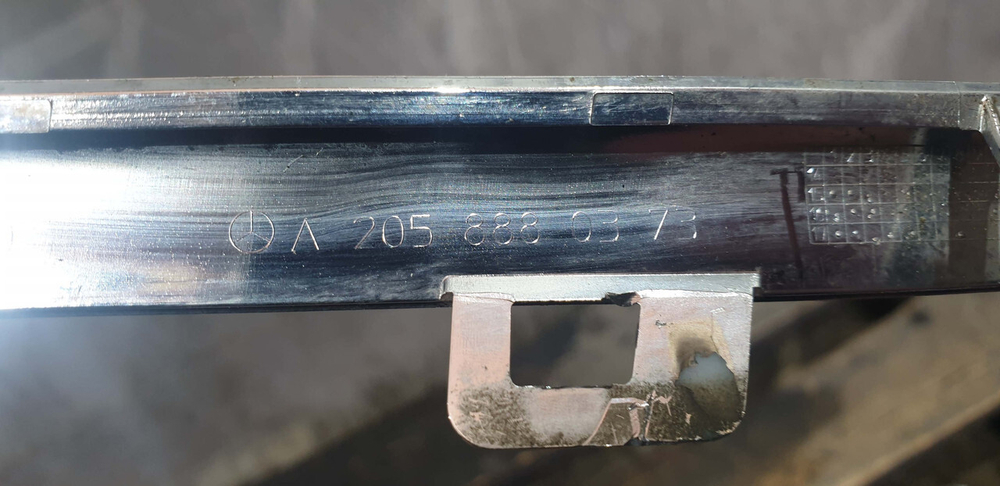 Молдинг решетки радиатора Mercedes C-Class W205 14-18 Б/У Оригинал A2058880373