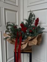 Композиция из хвои с заснеженными ветками, лентами и шарами