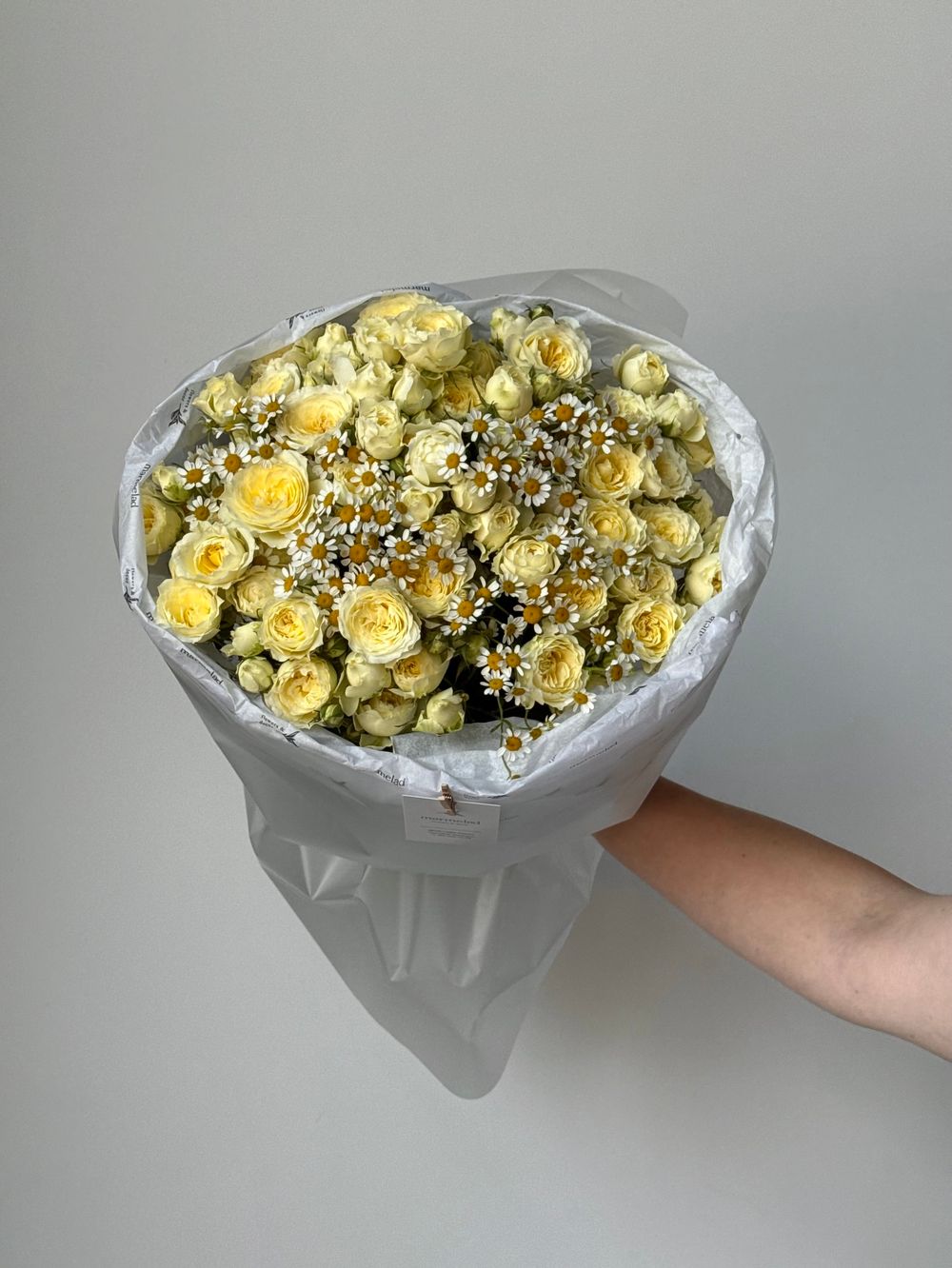 Букет из кустовой розы в желтом оттенке и ромашки