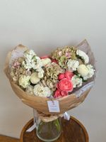 Букет из кустовых пионовидных роз,гортензии, маттиолы, диантусов и хризантемы