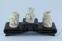 Сет нэцкэ 3 бога Дзюродзин, Фукурокудзю и Бисямонтен на подставке