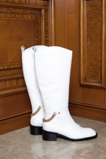 Женские кожаные белые сапоги с цепочкой