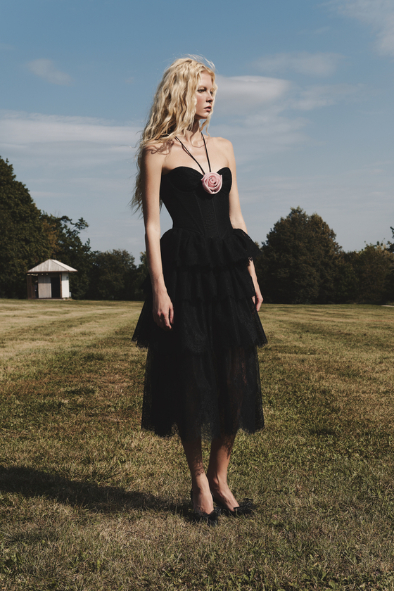 Платье миди корсетное из кружева с цветком