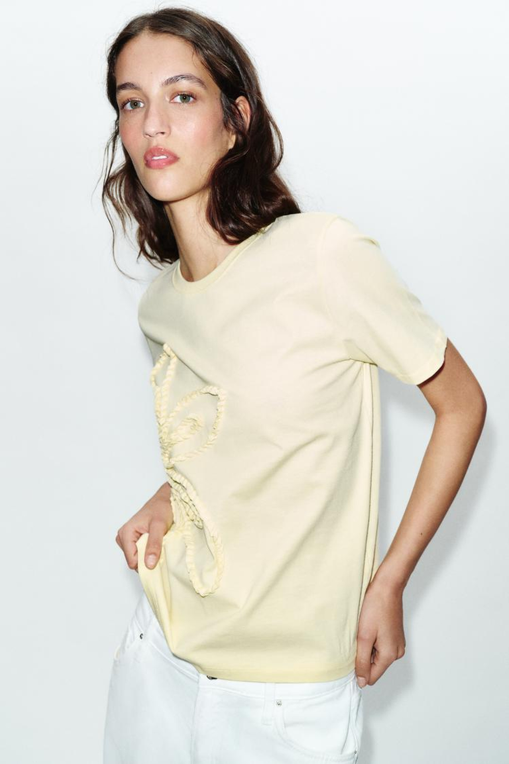 ZARA ФУТБОЛКА С ЦВЕТОЧНЫМ РЕЛЬЕФОМ, ЖЕЛТЫЙ