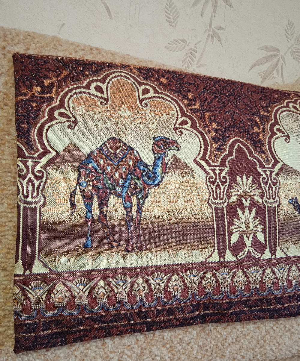 Декоративный гобеленовый чехол Верблюды 34х87