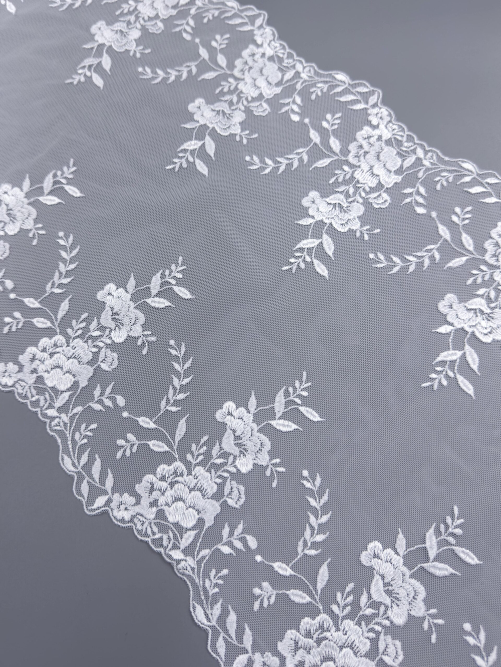 Вышивка на сетке холодная белая неэластичная ширина 27 см ОТРЕЗЫ