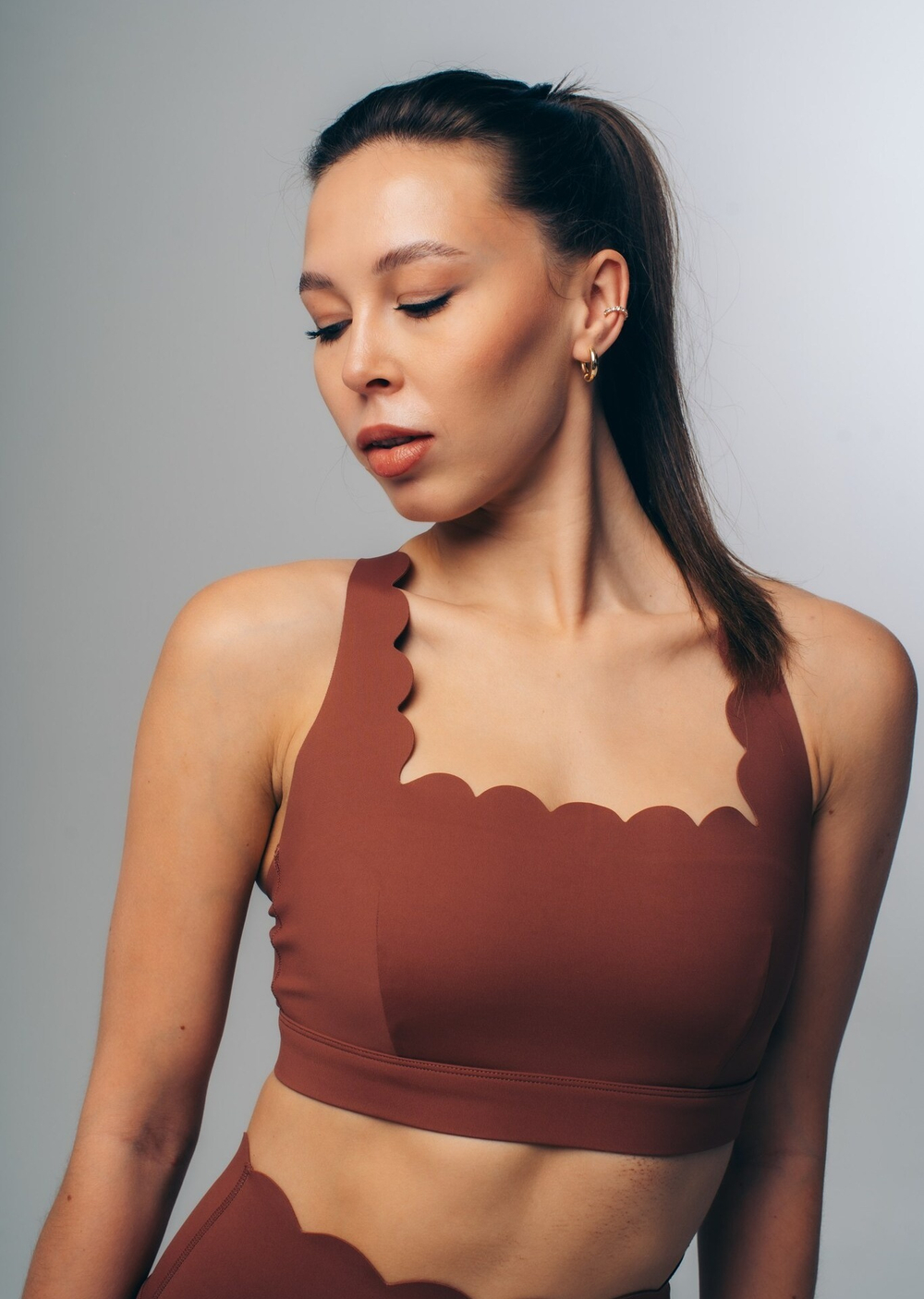 Костюм с базовым топом и велосипедками с волнообразными краями