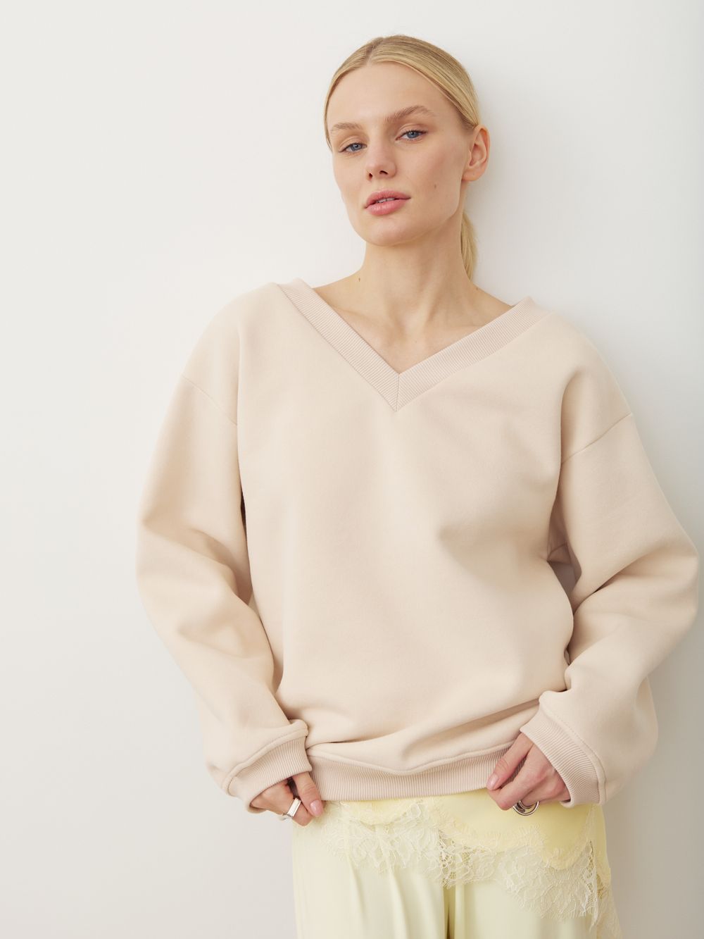 СВИТШОТ С V-ВЫРЕЗОМ МОЛОЧНЫЙ