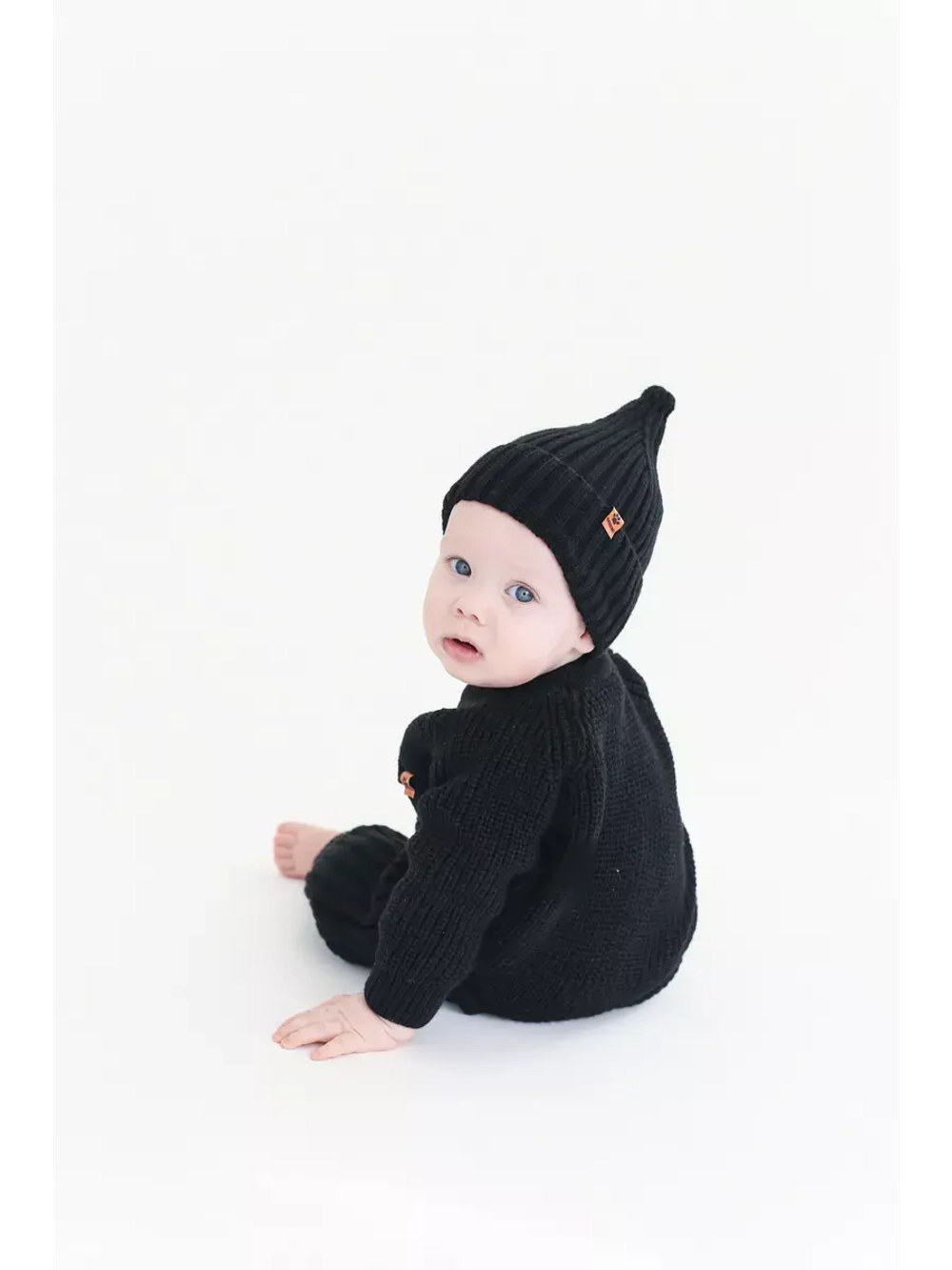 Вязаный костюм с шапкой для новорожденного