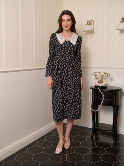 Платье с кружевным воротником