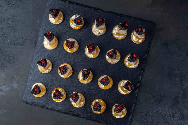 Канапе с куриным филе и черносливом, 20 шт.