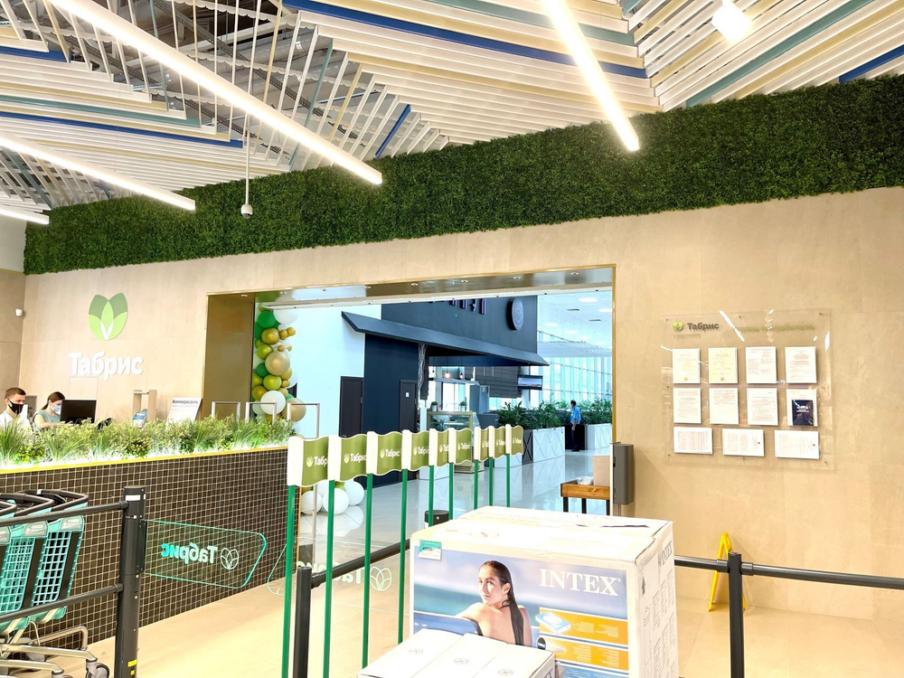 Вертикальное озеленение панелями из искусственной зелени в супермаркете "Табрис" г.Сочи