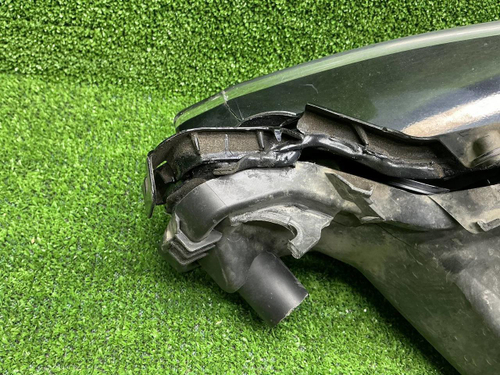 Стекло и корпус фары Toyota Camry xv70 (2017-2024)