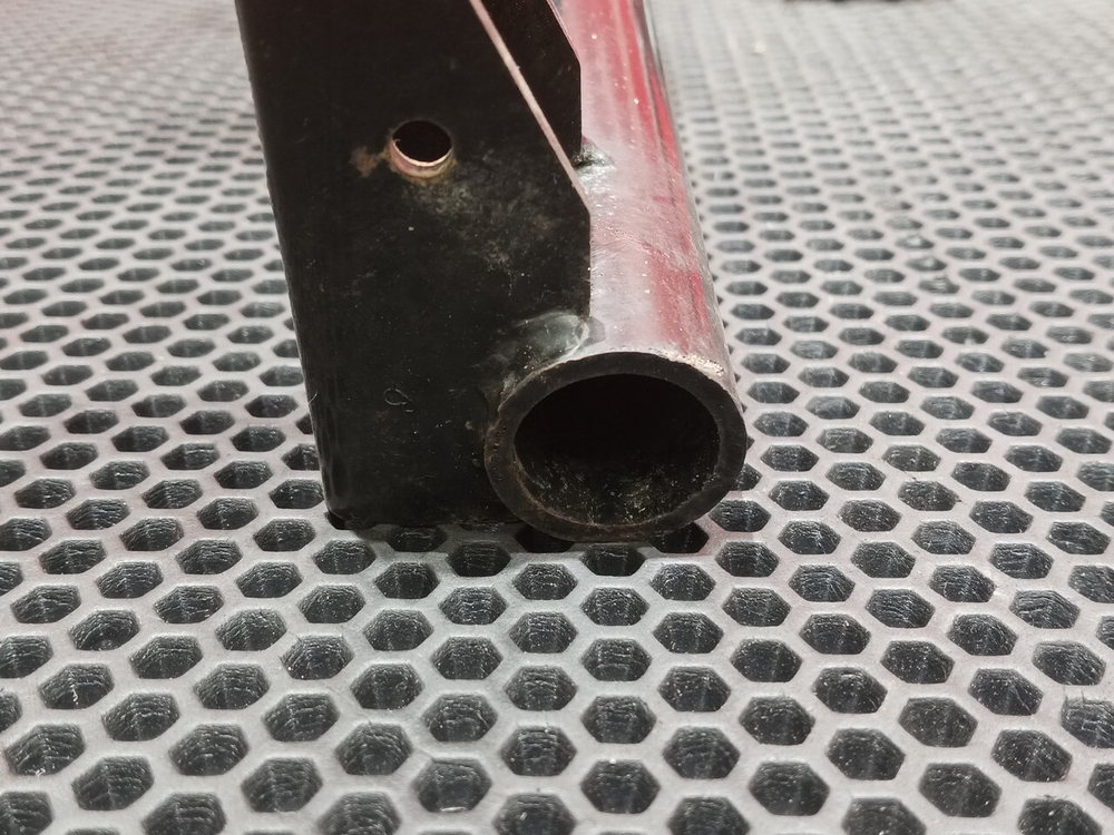 Кронштейн спойлера шасси правый 2023г