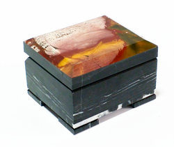 Шкатулка из яшмы и доломита 9-7-5.5см вес 470гр.