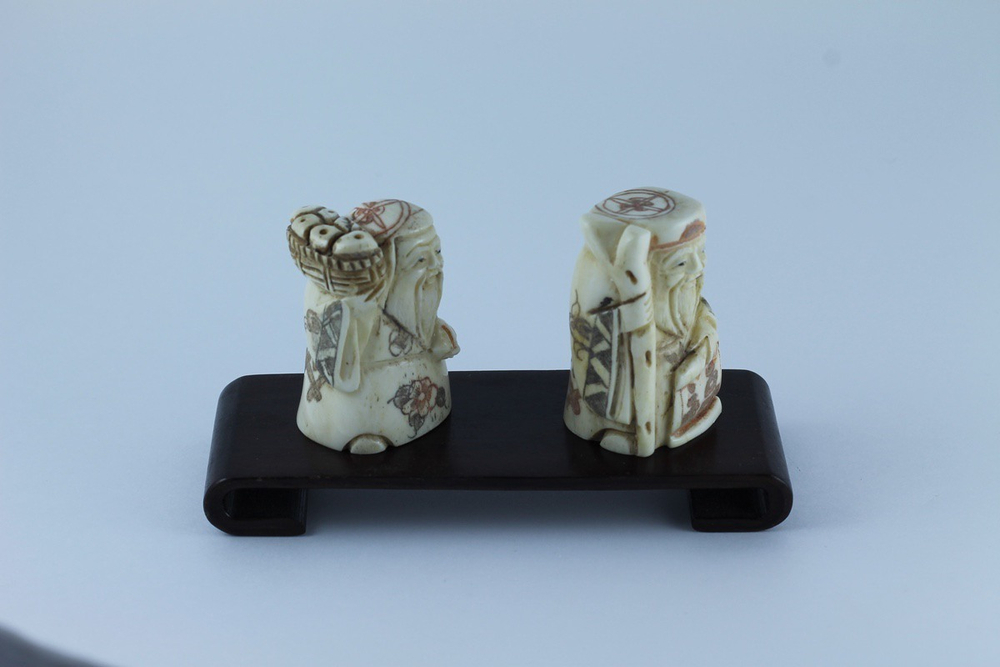 Сет нэцкэ Дзюродзин и Фукурокудзю на подставке