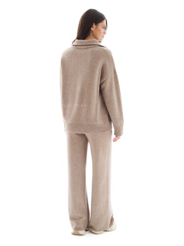 Вязаный костюм с вышивкой в цвете капучино