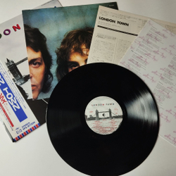 Винтажная виниловая пластинка LP Paul McCartney Wings London Town (Japan 1978) (Obi) (Poster) Deliver Your Children