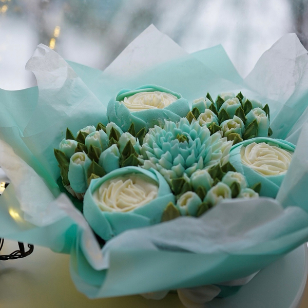 Букет из 7 цветочных капкейков в изумрудной палитре