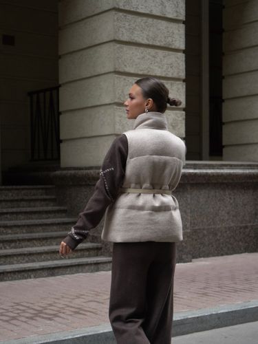 Бежевый утепленный жилет с поясом