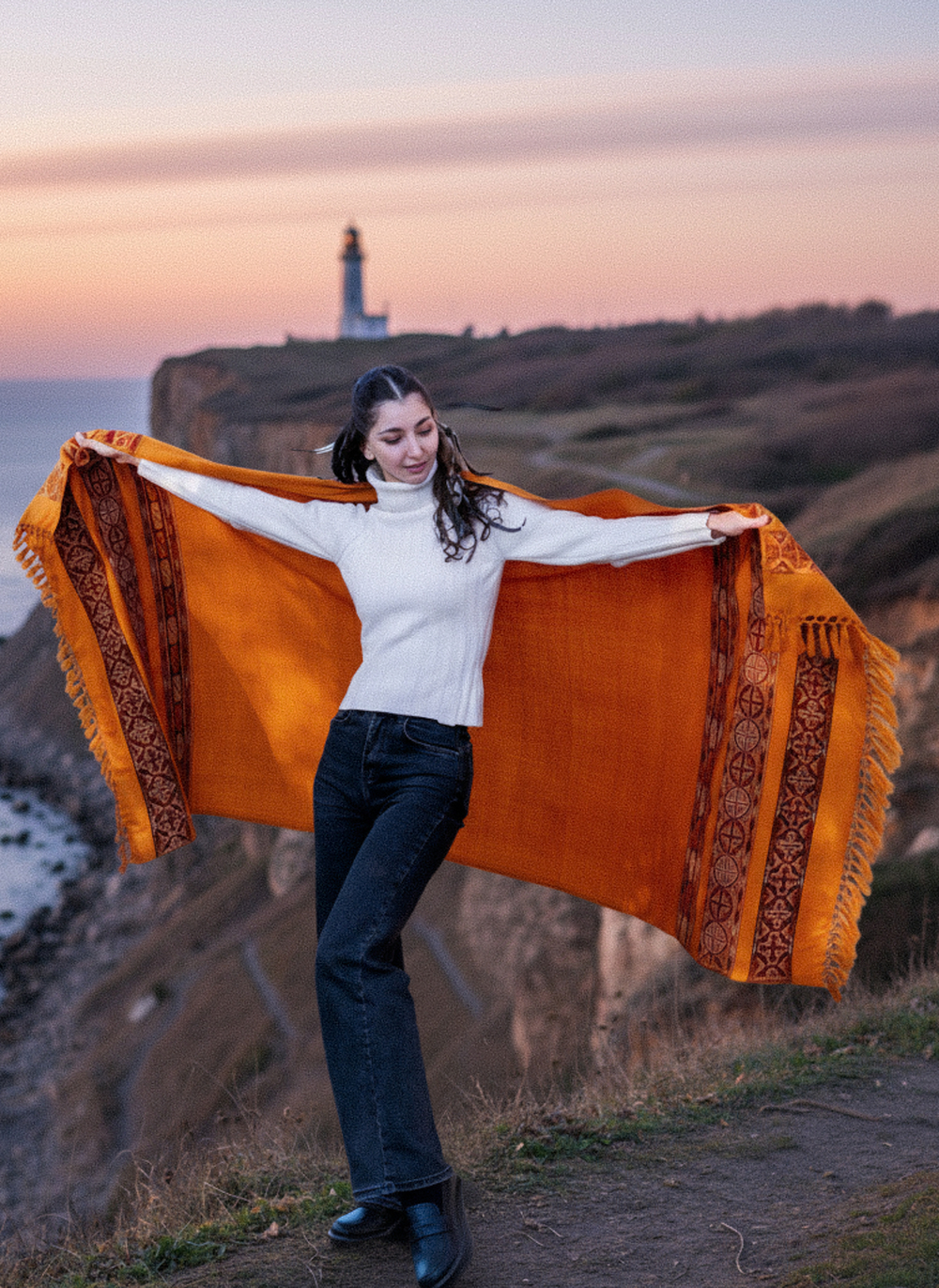 Шаль с вышивкой (темно-оранжевая)