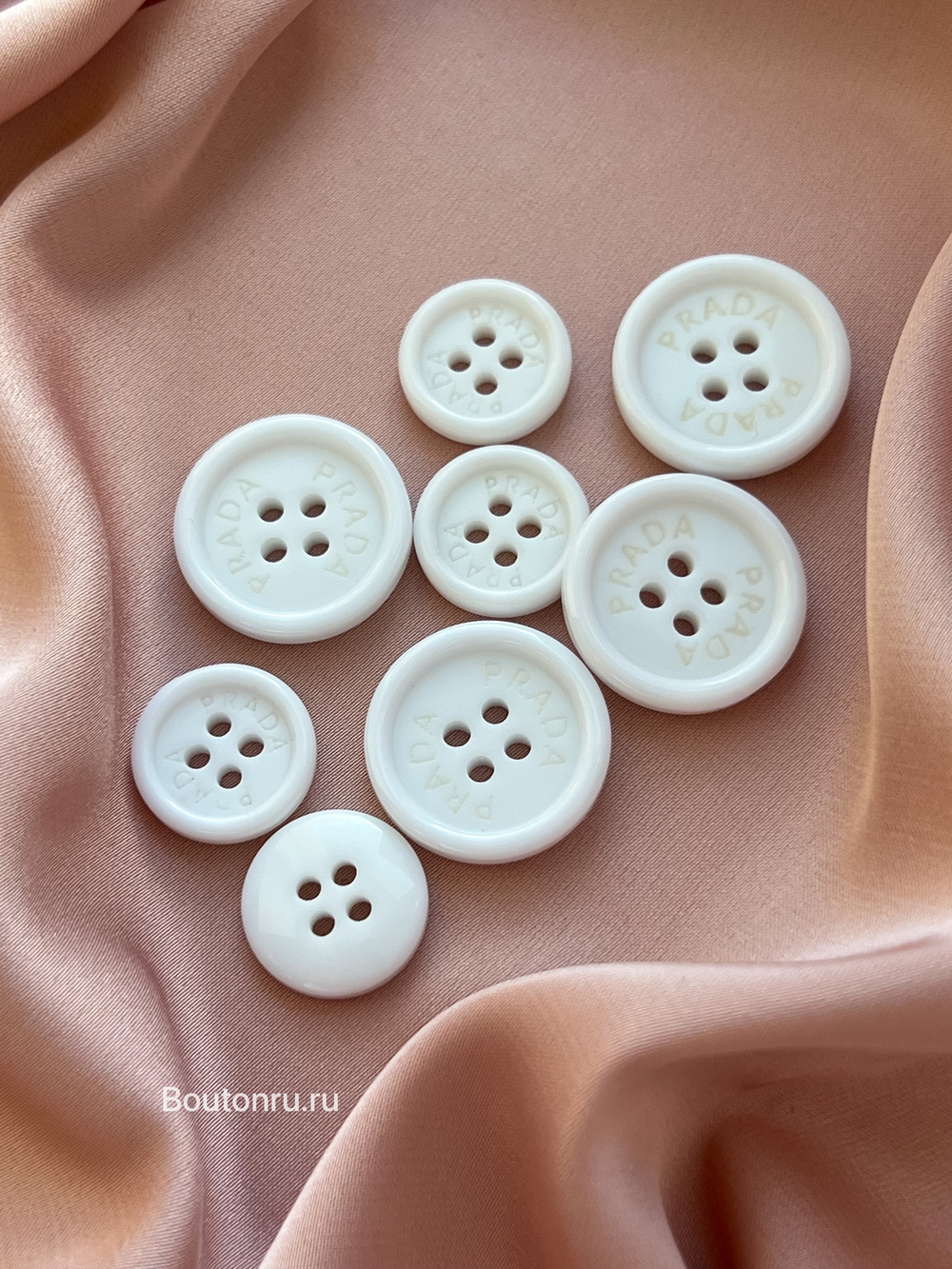 Пуговицы Прад. белые на прокол