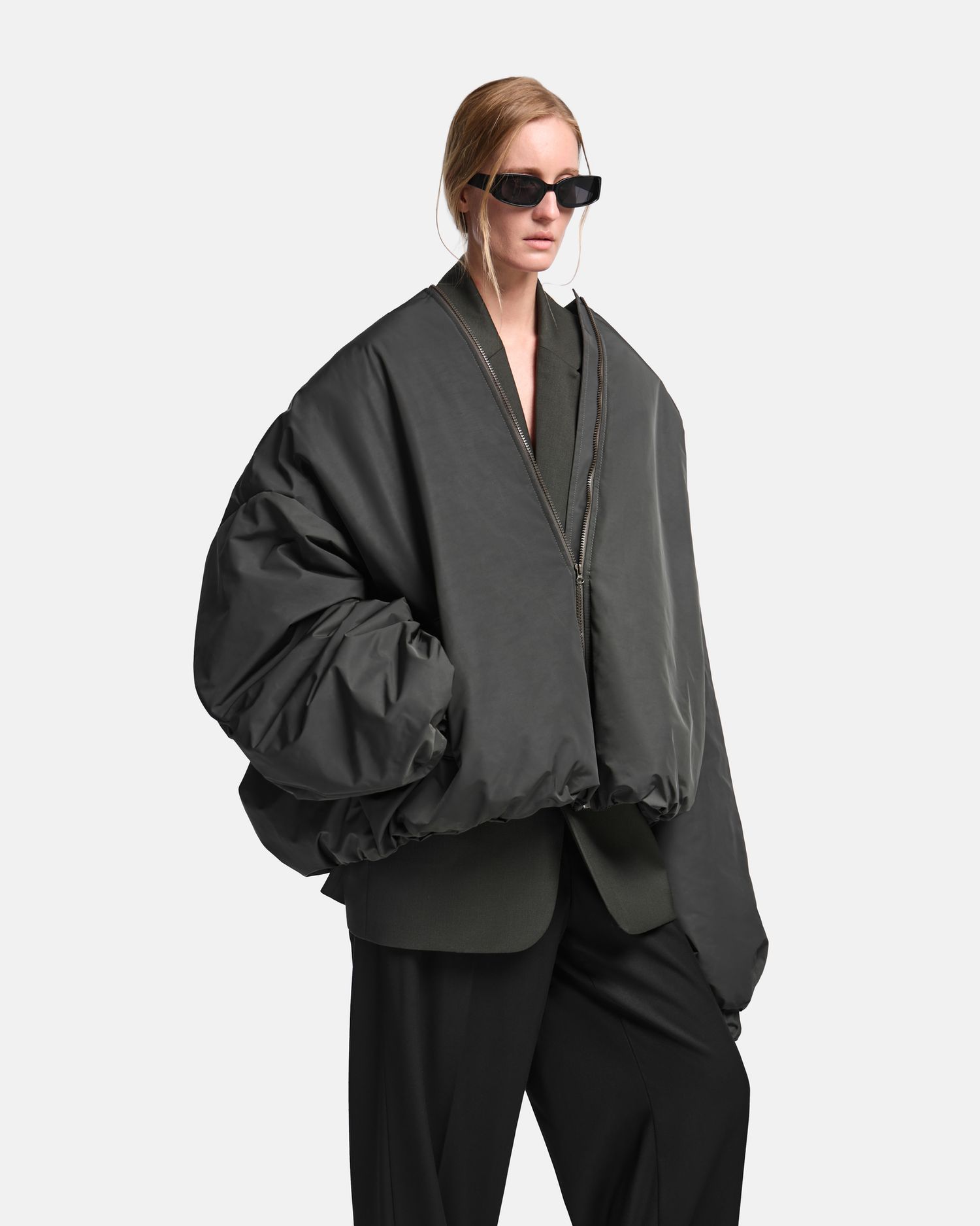 Бомбер D-силуэта из плащевки