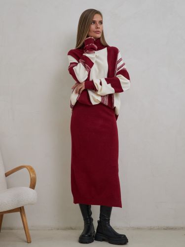 Бордово-белый вязаный костюм с юбкой