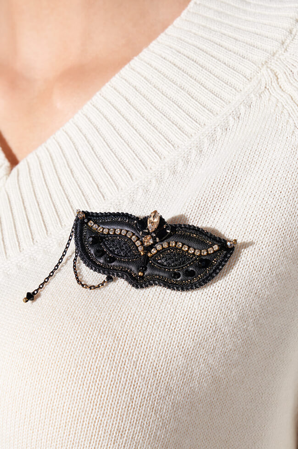 8376 Брошь (черный)