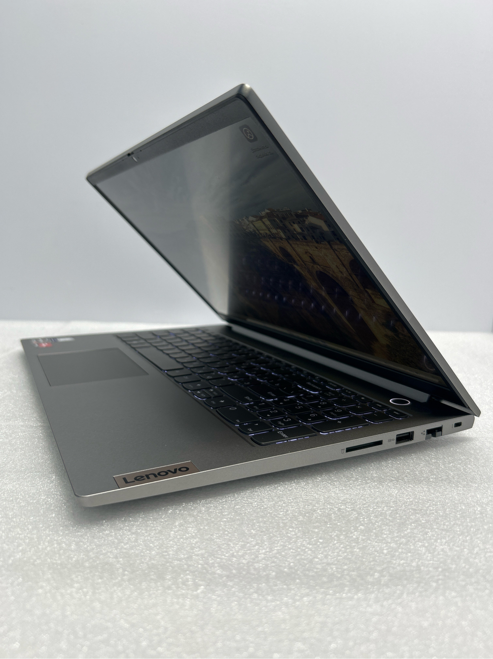 Ноутбук Lenovo ThinkBook 15 G3 ACL (21A40094RU) 15.6"/AMD Ryzen 3 5300U/RAM 4GB/SSD 256GB/AMD Radeon Graphics/1920x1080/IPS/Windows 11/Подсветка - кл:LED/Cеребристый. Состояние: A1