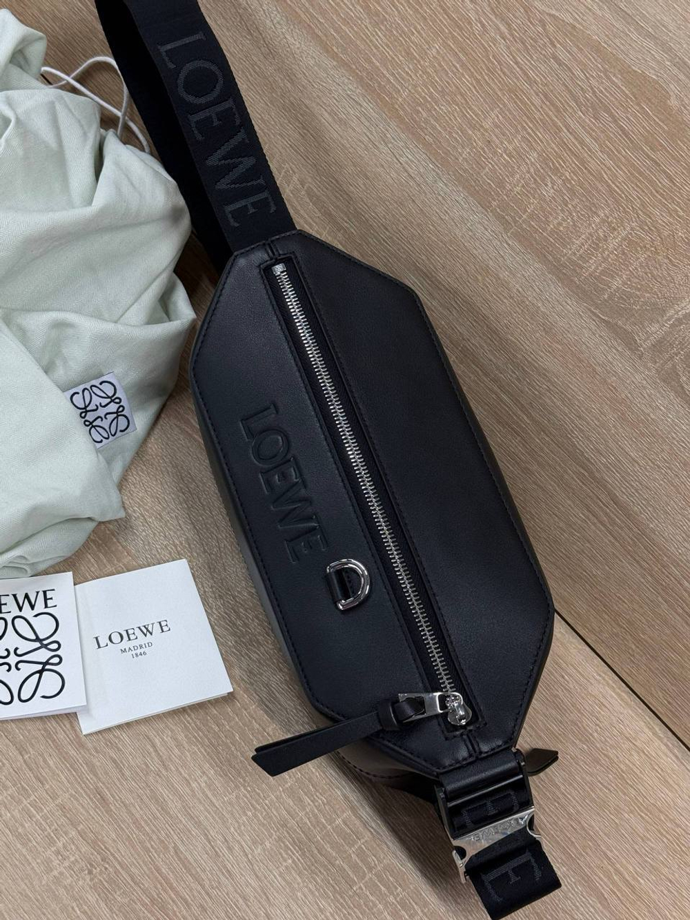 Сумка-слинг Loewe