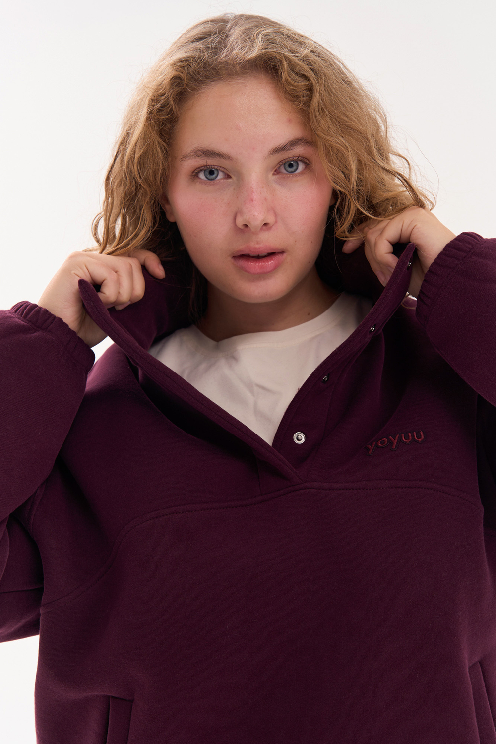Свитшот с воротником на кнопках из футера с начесом в винном цвете