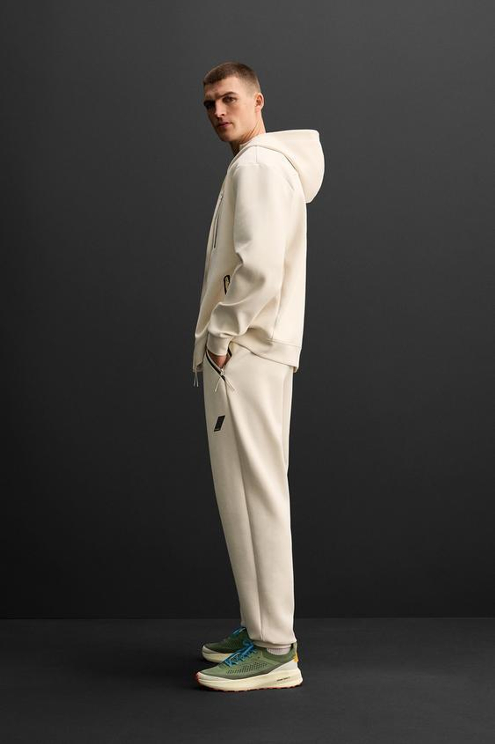 ZARA ДЖОГГЕРЫ ИЗ ВЫСОКОТЕХНОЛОГИЧНОЙ ТКАНИ С МОЛНИЯМИ, ЭКРЮ