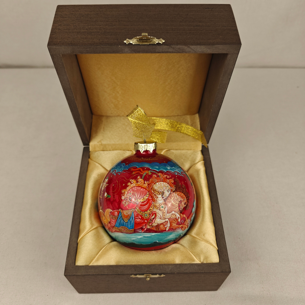 Шар новогодний с круговой росписью Палех "Тройка. Москва" на красном в футляре