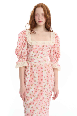 Платье с вырезом "каре" в розовый цветочек