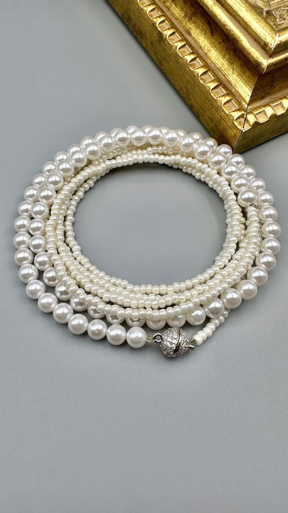 Нить-трансформер на золотом магните из белого микрожемчуга и жемчуга Майорка