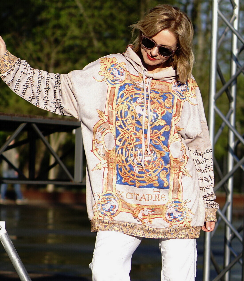 Худи «Буквица», по мотивам изображений буквиц в требнике раннего средневековья, созданном в 1153 году в монастыре Монтекассино