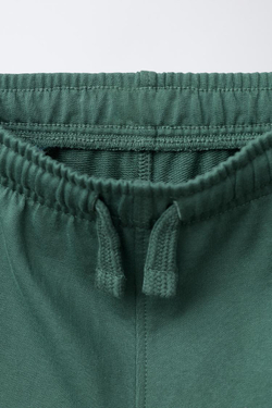 ZARA КОМПЛЕКТ ИЗ ФУТБОЛКИ И БЕРМУДОВ, МЯГКИЙ ЗЕЛЕНЫЙ