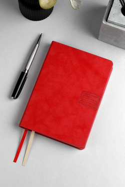 Ежедневник датированный 2026 ESCALADA, #ДУМАЙ КАК МИЛЛИАРДЕР, А6+, 176 л., арт. 70293/ 20 ТИВОЛИ ГЛОСС КРАСНЫЙ (кожзам: 126x174 мм, твёрдый переплёт, запаянный край, материал обложки: искусственная кожа "Тиволи глосс"; декор: блинтовое тиснение; спос