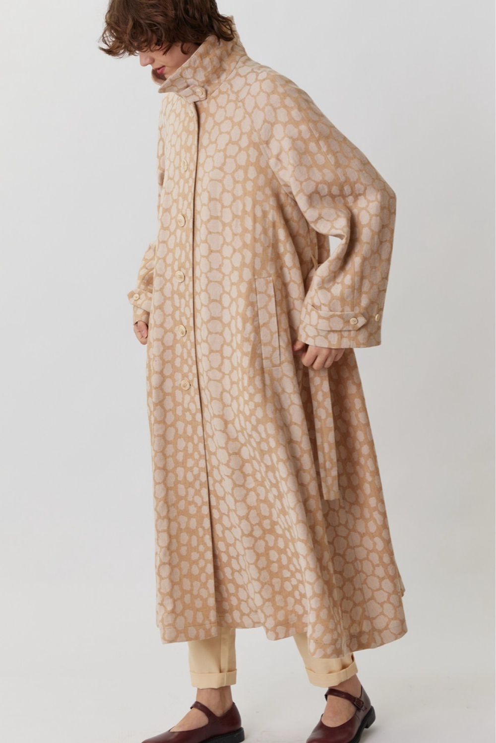 Объемный плащ из бежевого жаккарда