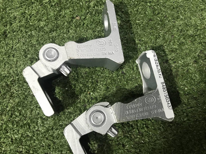 Петля двери задняя правая нижняя Skoda Rapid 1 (2012-2020)